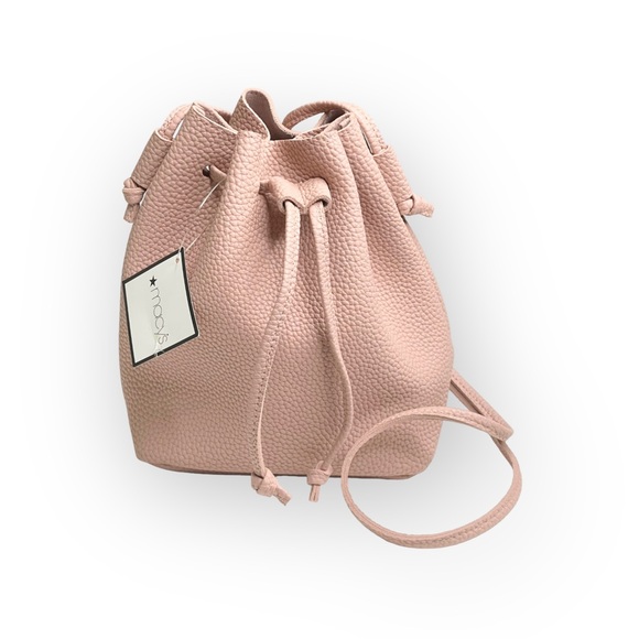 new Macy’s 𖦹 Pebbled Drawstring Bucket Mini Bag 𖦹 Blush Pink Vegan Leather 𖦹 - Picture 3 of 13